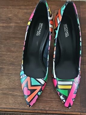 Michael Kors Multicolor Geometric & Heart Pointed Heels